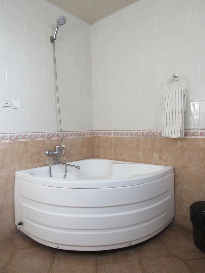 Guest House Levan II Dadiani Zugdidi Extérieur photo